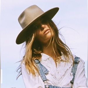 Lack of color Zulu hat